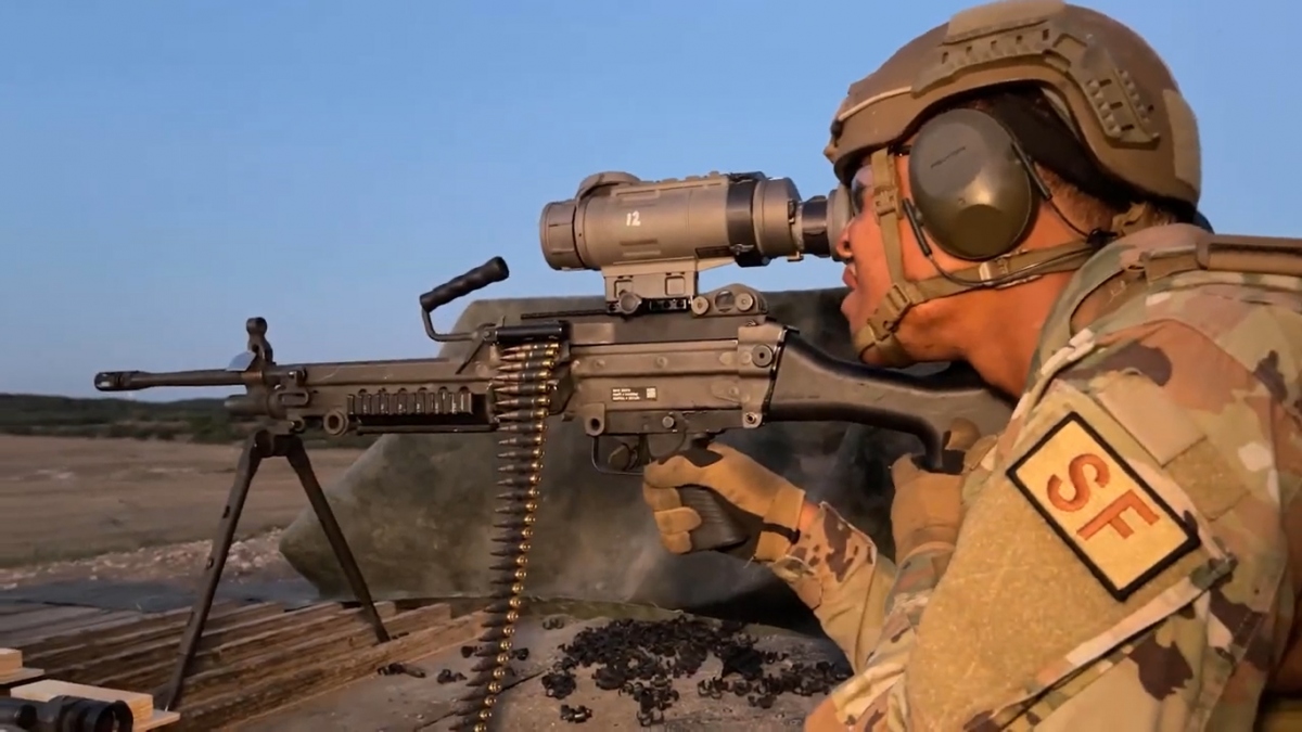 Súng máy hạng nhẹ M249 khai hỏa, thể hiện uy lực trong diễn tập